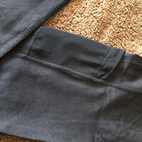 Woman’s Leggings size medium - Picture 4 of 6